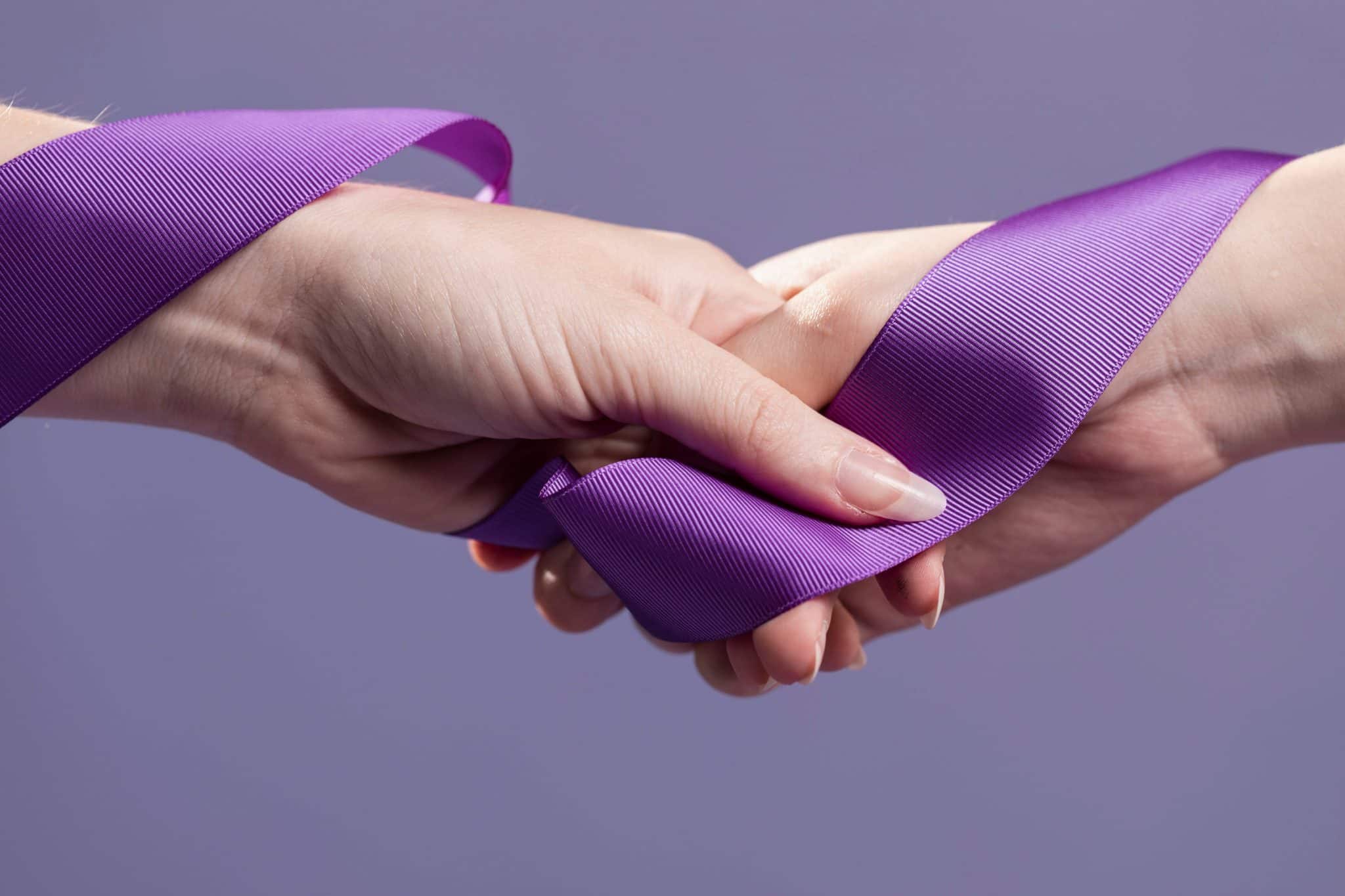 mains femmes tenant ruban satin violet compressed scaled