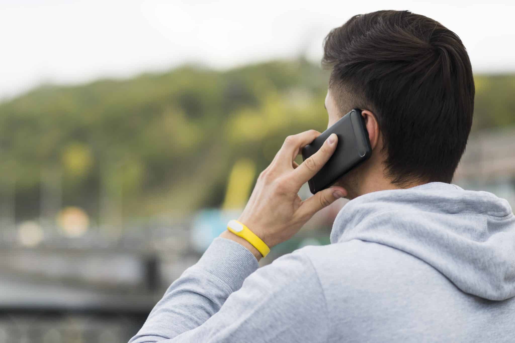 Soutien et écoute 9 gros plan adulte homme conversation telephone scaled