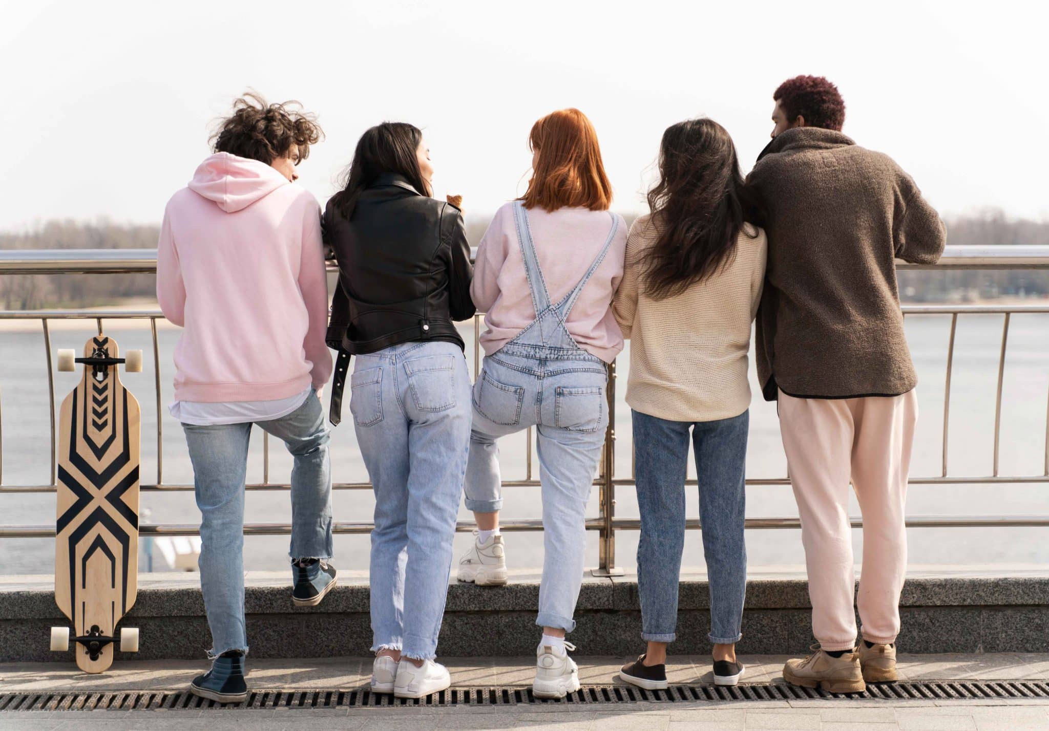 Le Crous recrute 7 friends posing together back view compressed 1 scaled