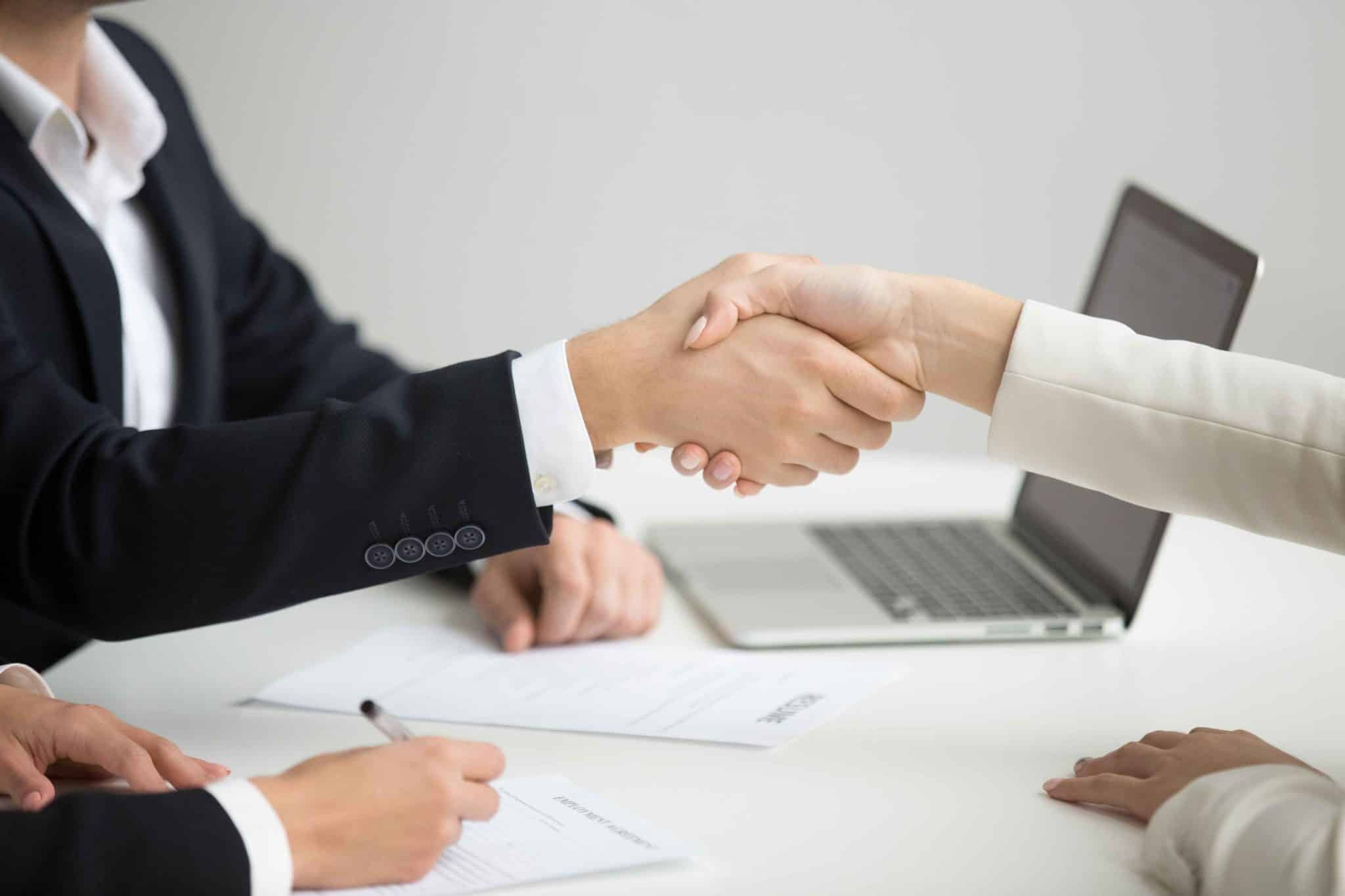 Le Crous recrute 9 hr handshaking successful candidate getting hired new job closeup compressed scaled