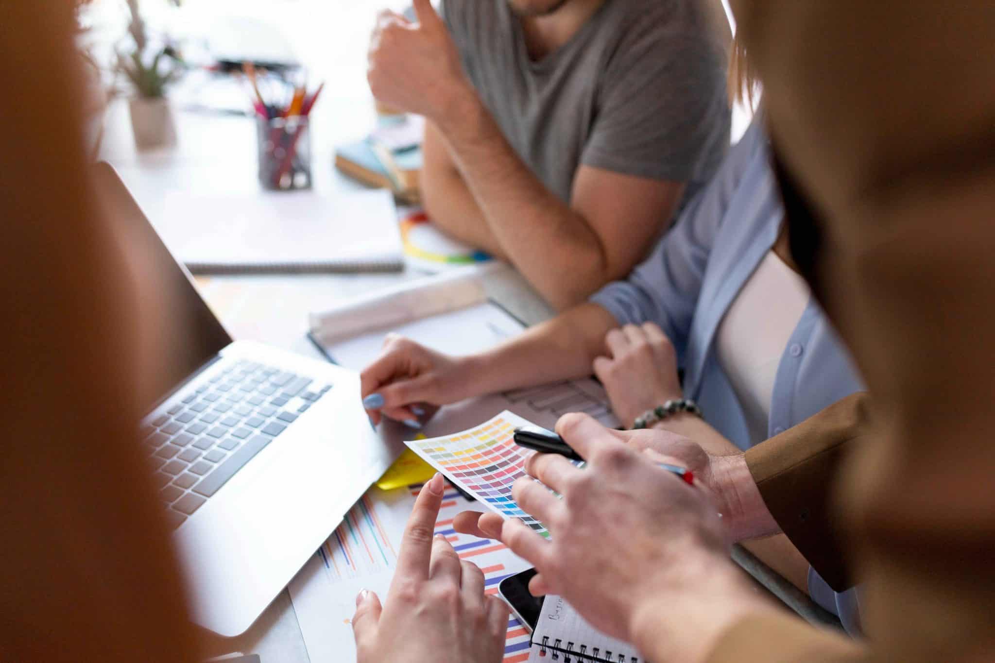 Le Crous recrute 8 people brainstorming work meeting compressed scaled