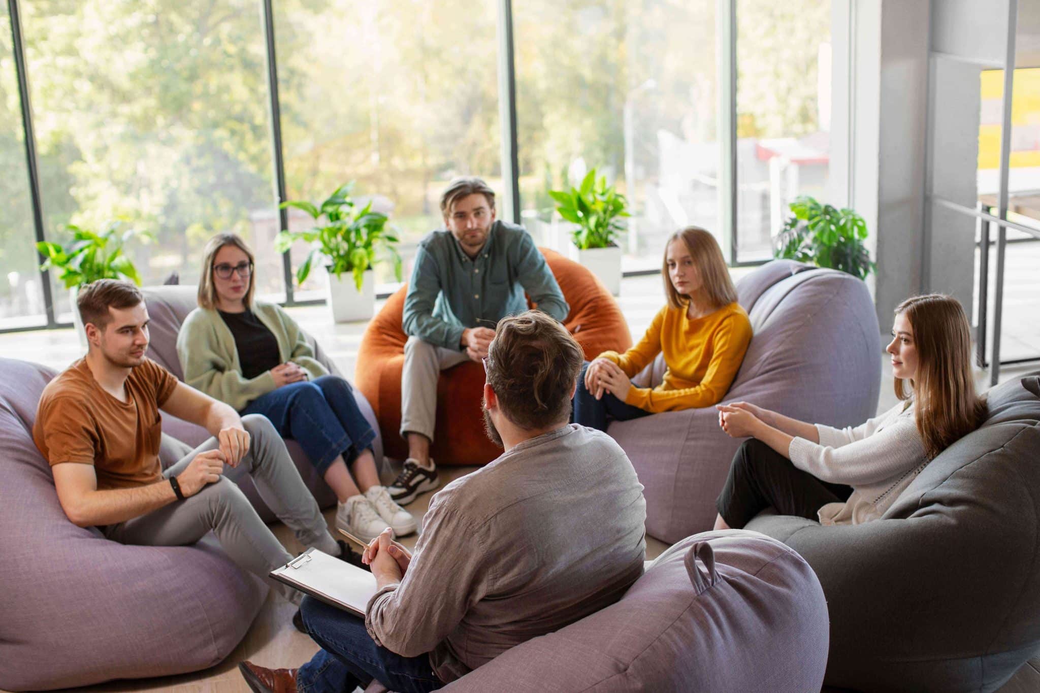 Semaines de prévention étudiante 19 people attending therapy meeting compressed1 compressed1 scaled
