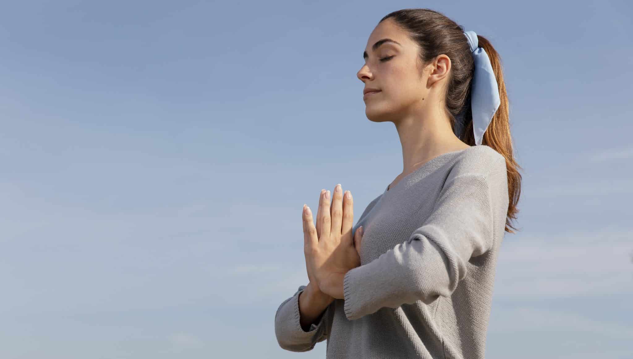 Semaines de prévention étudiante 18 side view woman meditating nature scaled